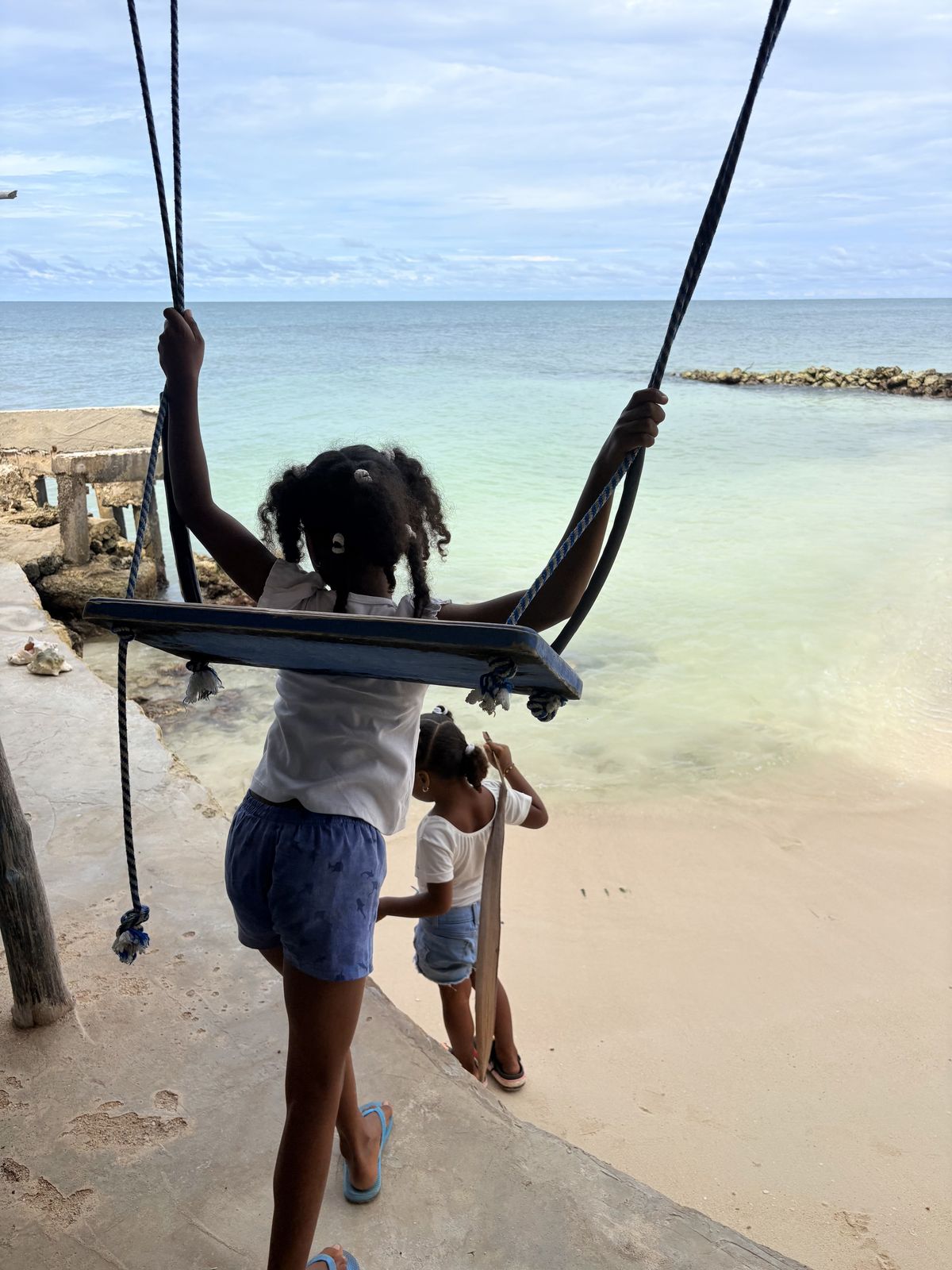 Balançoire à Isla Tintipán, Colombie