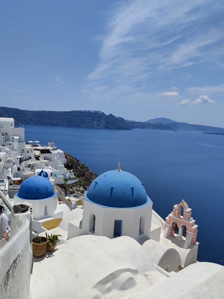 Oia, Santorin — dômes bleus et mer Égée
